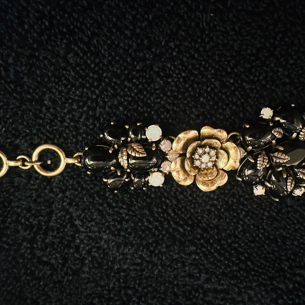 Exquisite Chloe + Isabel Black and Goldtone Floral Bracelet Intricate Accents - Picture 15 of 16